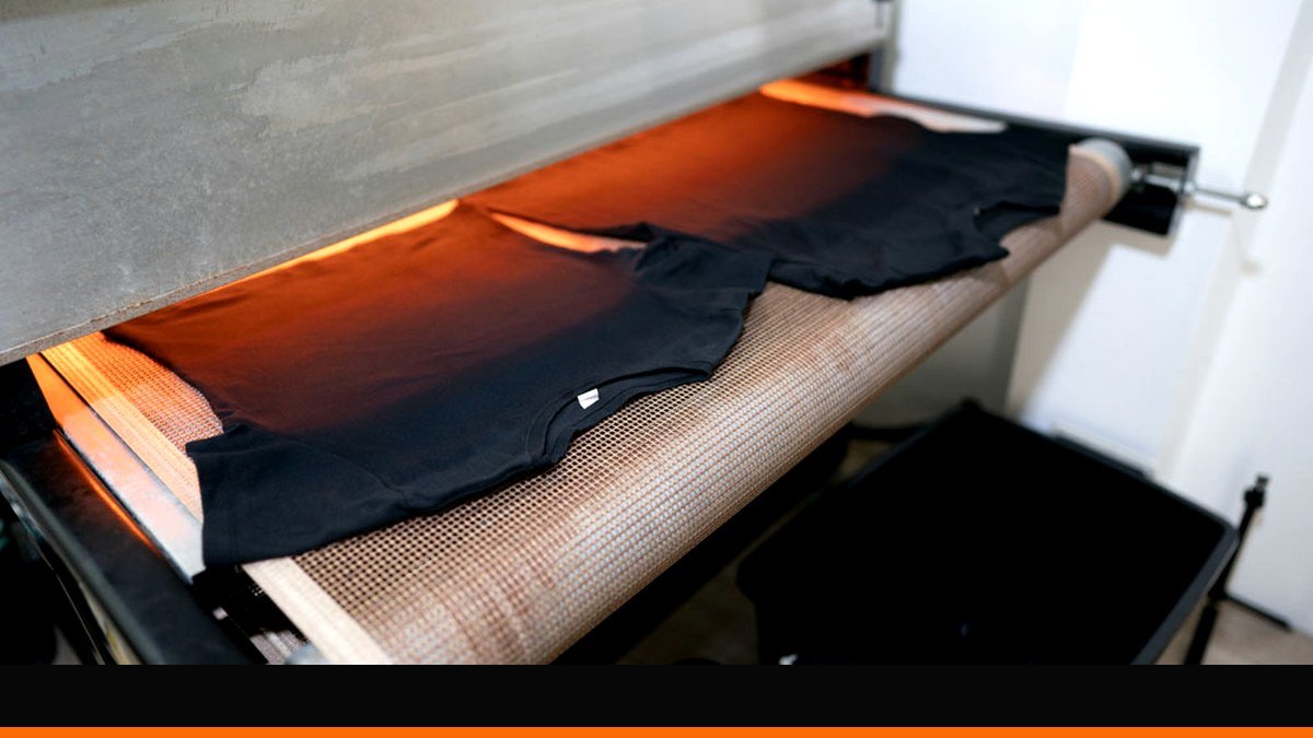 การอบเสื้อ DTG ด้วย Conveyor Dryer