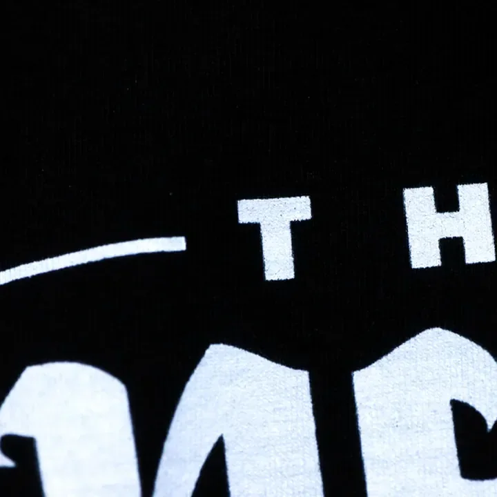 ตัวอย่างรายละเอียดงานสกรีน DTG บนเสื้อสีดำจาก Cottonique DTG
