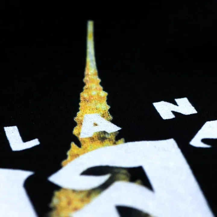 ตัวอย่างรายละเอียดงานสกรีน DTG บนเสื้อสีดำจาก Cottonique DTG