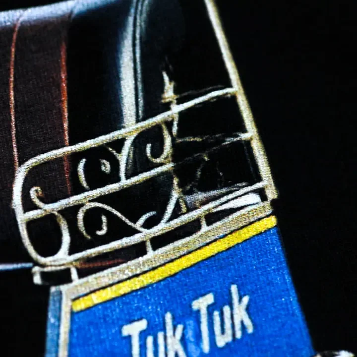 ตัวอย่างรายละเอียดงานสกรีน DTG บนเสื้อสีดำจาก Cottonique DTG