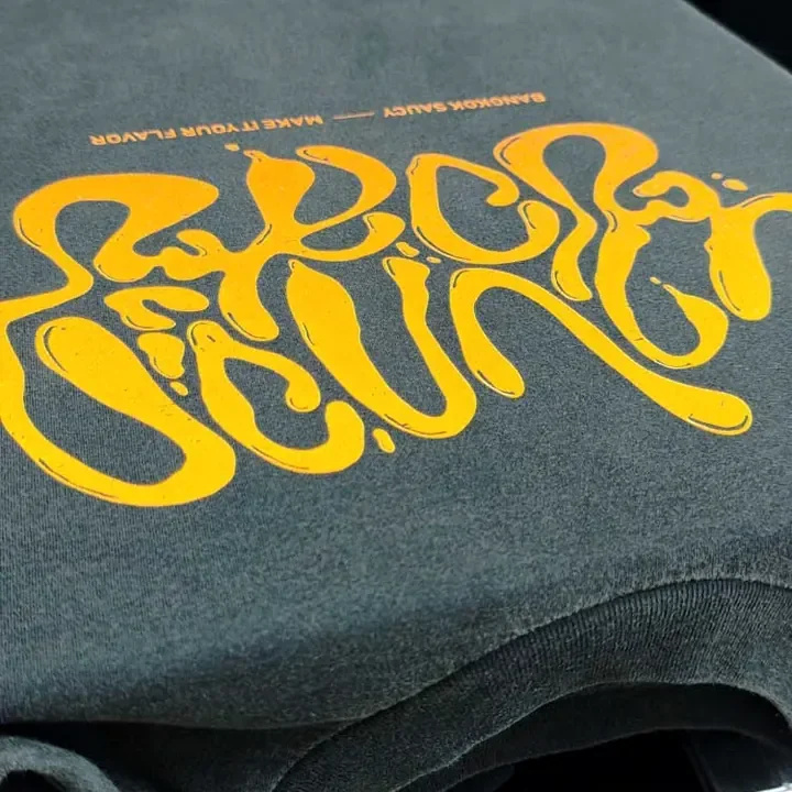 ตัวอย่างรายละเอียดงานสกรีน DTG บนเสื้อสีดำจาก Cottonique DTG