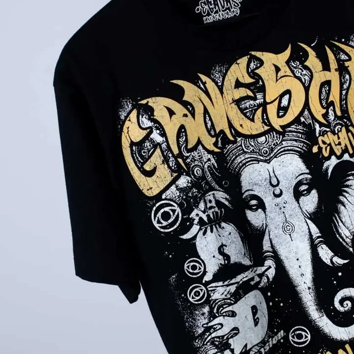 ตัวอย่างรายละเอียดงานสกรีน DTG บนเสื้อสีดำจาก Cottonique DTG