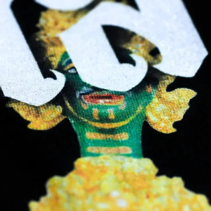 ตัวอย่างรายละเอียดงานสกรีน DTG บนเสื้อสีดำจาก Cottonique DTG
