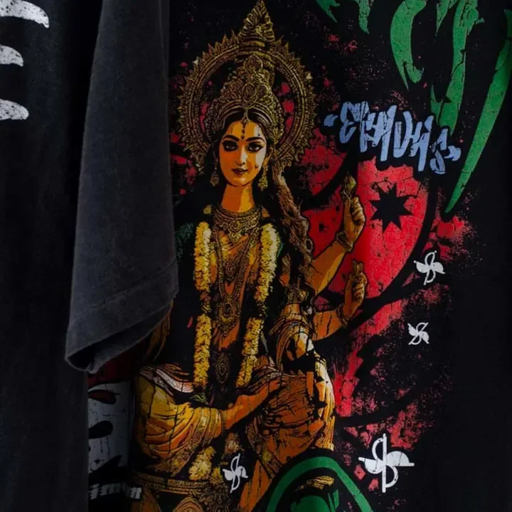 ตัวอย่างรายละเอียดงานสกรีน DTG บนเสื้อสีดำจาก Cottonique DTG