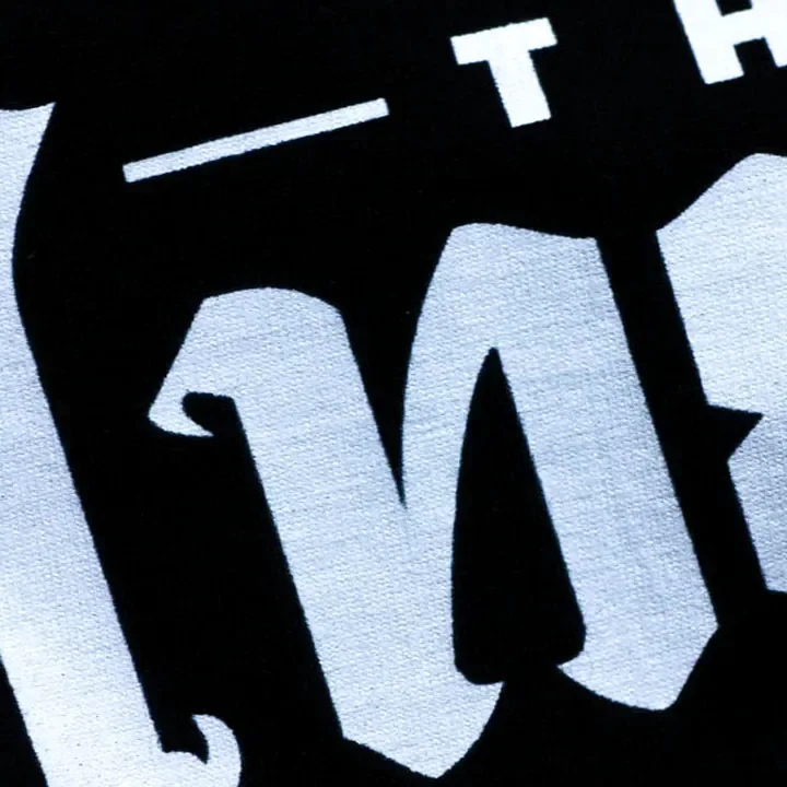 ตัวอย่างรายละเอียดงานสกรีน DTG บนเสื้อสีดำจาก Cottonique DTG