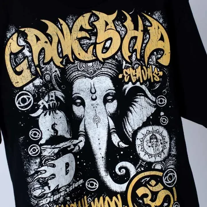 ตัวอย่างรายละเอียดงานสกรีน DTG บนเสื้อสีดำจาก Cottonique DTG