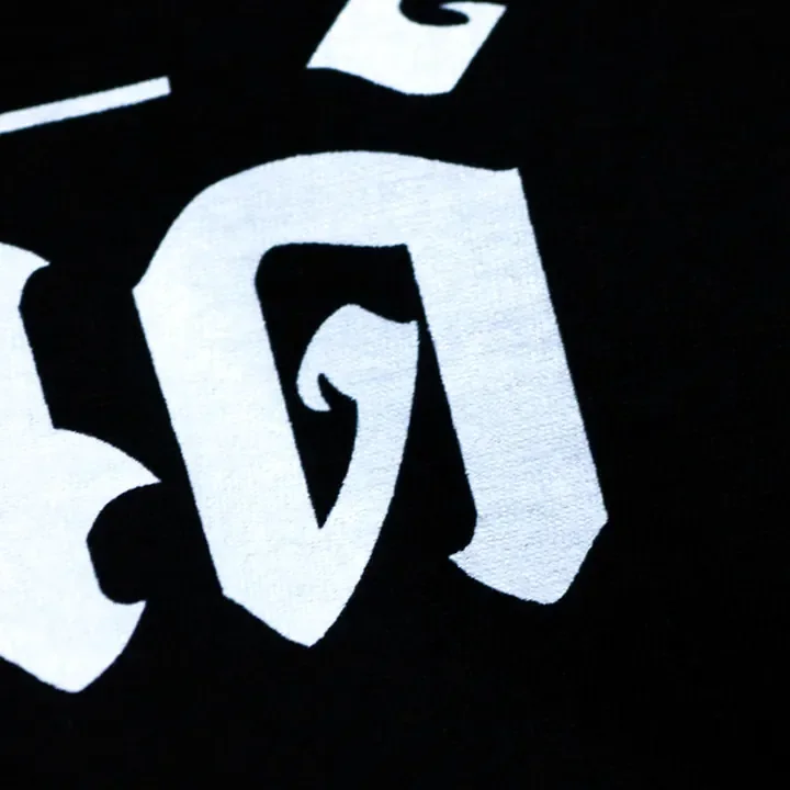 ตัวอย่างรายละเอียดงานสกรีน DTG บนเสื้อสีดำจาก Cottonique DTG