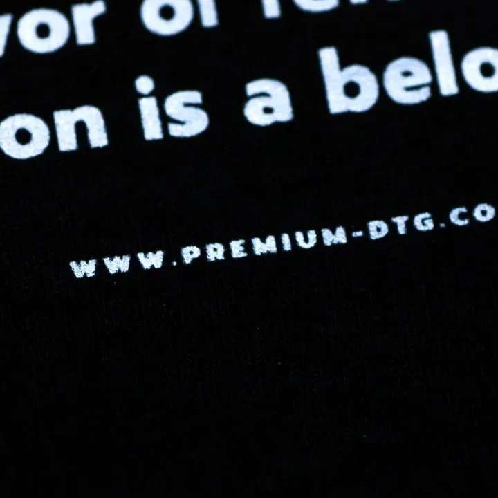 ตัวอย่างรายละเอียดงานสกรีน DTG บนเสื้อสีดำจาก Cottonique DTG