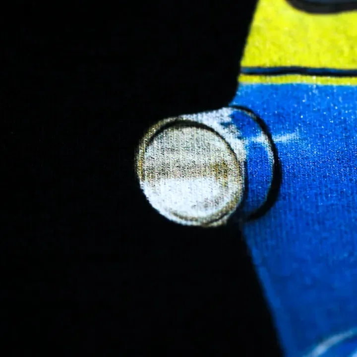 ตัวอย่างรายละเอียดงานสกรีน DTG บนเสื้อสีดำจาก Cottonique DTG