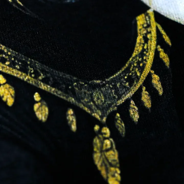 ตัวอย่างรายละเอียดงานสกรีน DTG บนเสื้อสีดำจาก Cottonique DTG